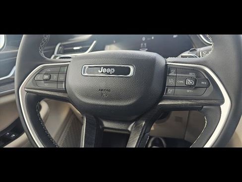 Used 2024 Jeep Grand Cherokee Limited image 16