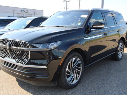 Used 2025 Lincoln Navigator Reserve AWD/4WD image 4