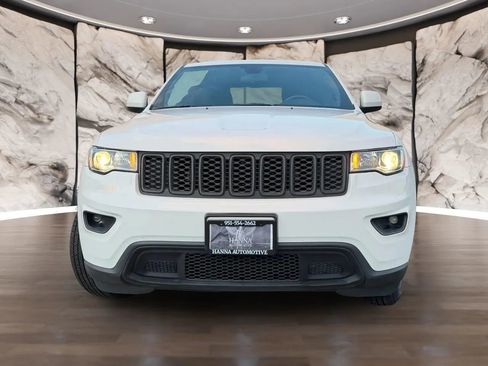 Used 2018 Jeep Grand Cherokee Laredo image 3
