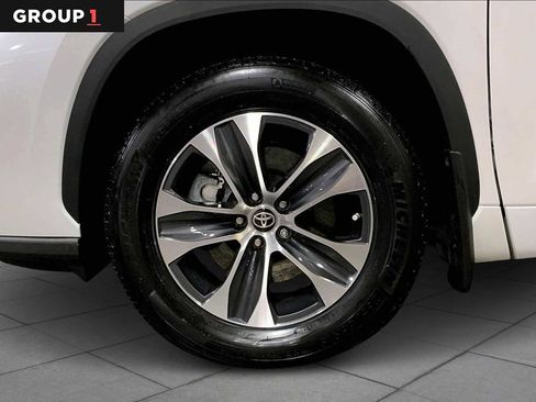 Used 2024 Toyota Highlander XLE image 11