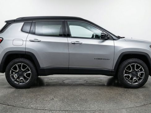 Used 2025 Jeep Compass Trailhawk image 11