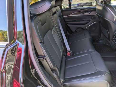 New 2025 Jeep Grand Cherokee Overland w/ Luxury Tech Group IV AWD/4WD image 38