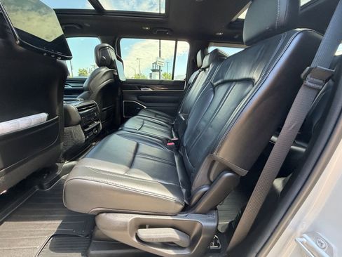 Used 2022 Jeep Wagoneer Series I w/ Premium Group I AWD/4WD image 5