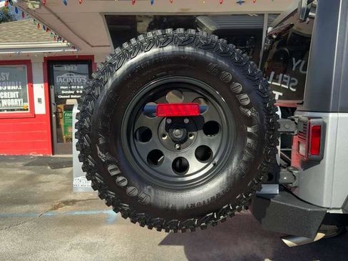 Used 2018 Jeep Wrangler Unlimited Rubicon w/ Connectivity Group image 4