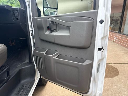 Used 2018 Chevrolet Express 3500 w/ Power Convenience Package RWD image 20