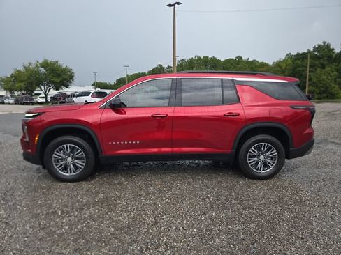 Used 2025 Chevrolet Traverse LT w/ LPO, Floor Liner Package FWD image 6