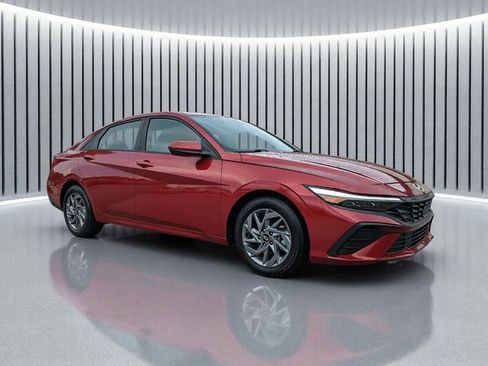 Used 2024 Hyundai Elantra SEL FWD image 2