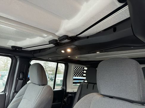 Used 2024 Jeep Wrangler Unlimited image 29