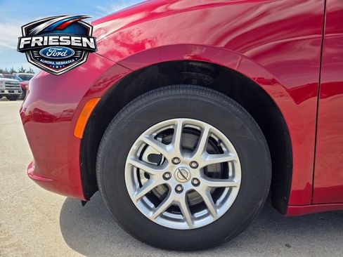 Used 2025 Chrysler Pacifica Select image 7