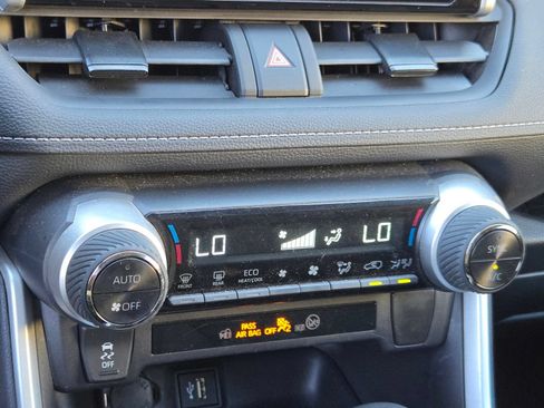 Used 2025 Toyota RAV4 XLE AWD/4WD image 18