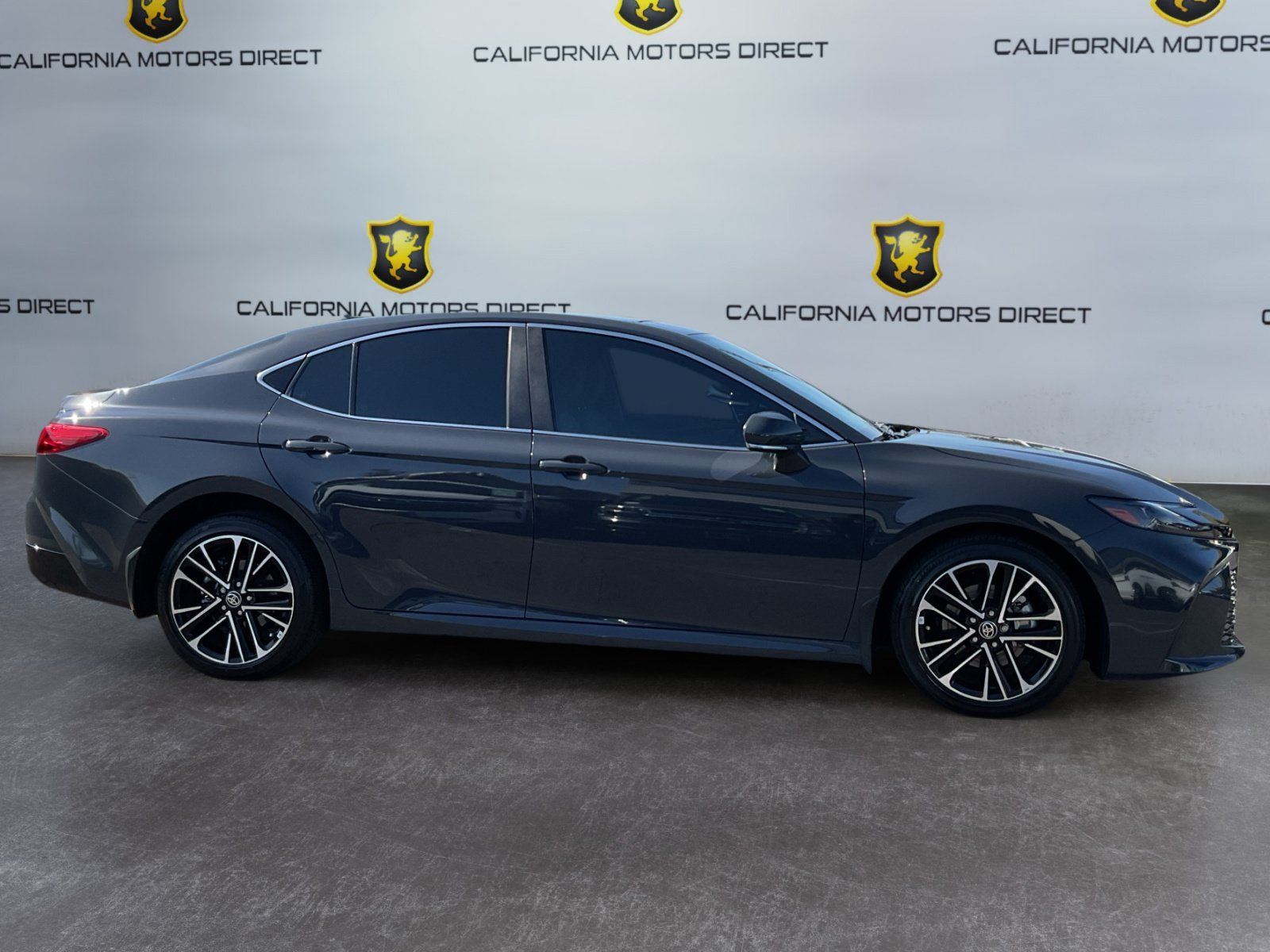 Used 2025 Toyota Camry XLE FWD image 4