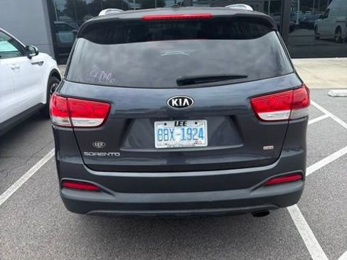 Used 2016 Kia Sorento FWD image 3