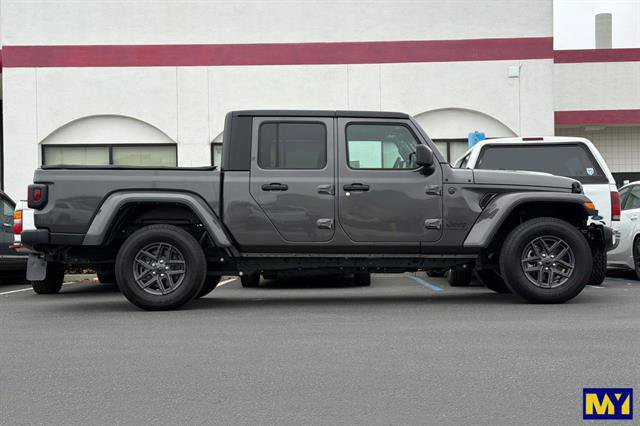 Used 2024 Jeep Gladiator Sport AWD/4WD image 3