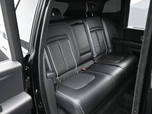 Used 2023 Rolls-Royce Cullinan w/ Technology Package image 30