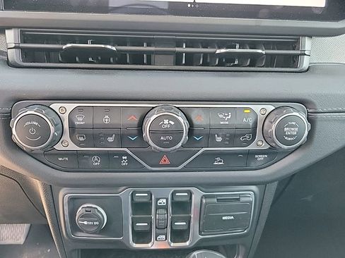 Used 2025 Jeep Wrangler Unlimited Sahara AWD/4WD image 18