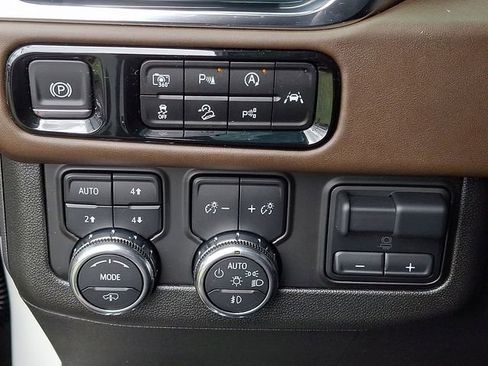 Used 2025 GMC Yukon XL Denali Ultimate w/ LPO, Illumination Package AWD/4WD image 24