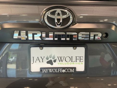 Used 2018 Toyota 4Runner TRD Off-Road AWD/4WD image 23