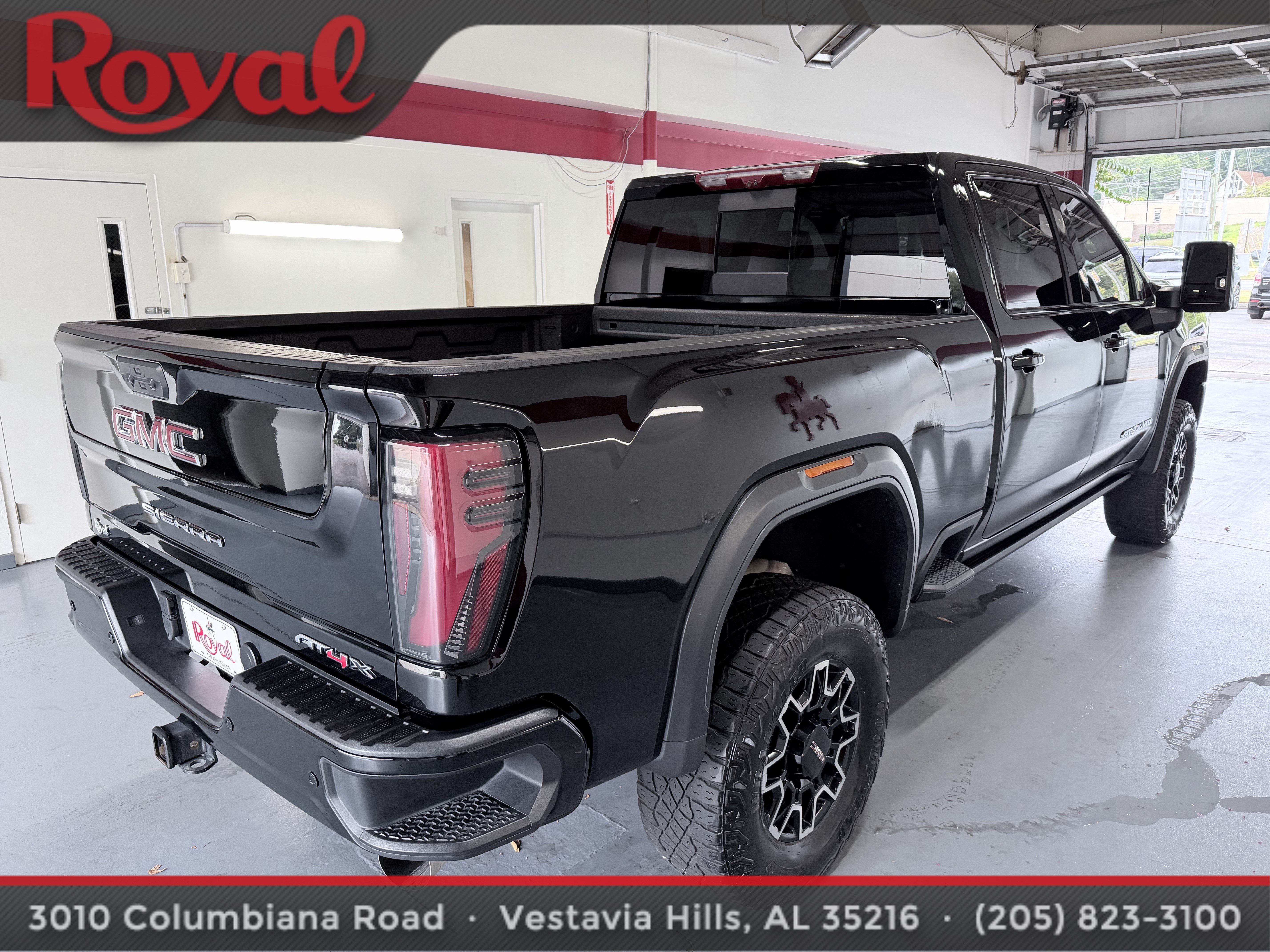 Used 2025 GMC Sierra 2500 AT4X AWD/4WD image 4