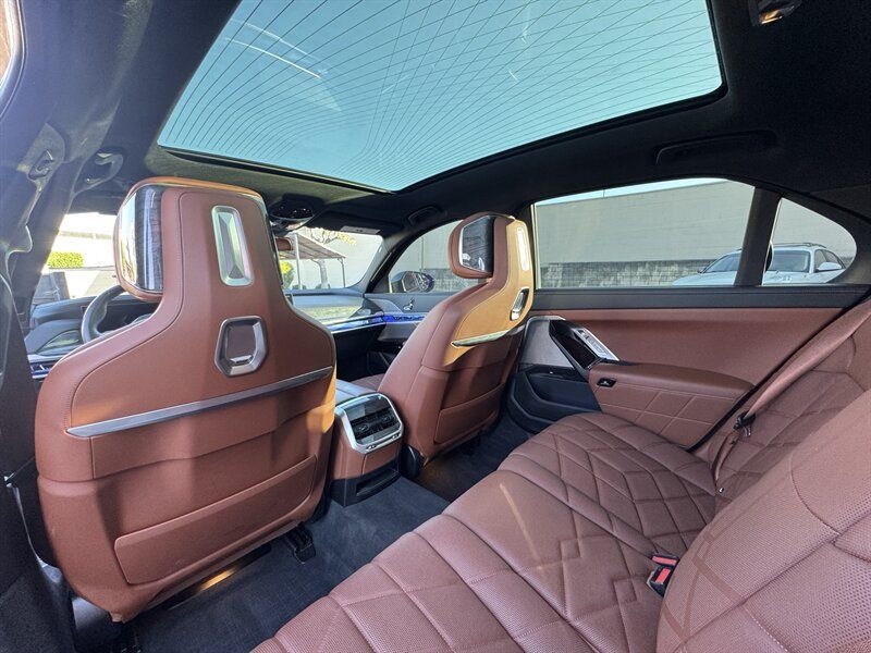 Used 2025 BMW i7 eDrive50 w/ M Sport Package RWD image 36