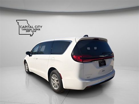 New 2026 Chrysler Pacifica Select image 6