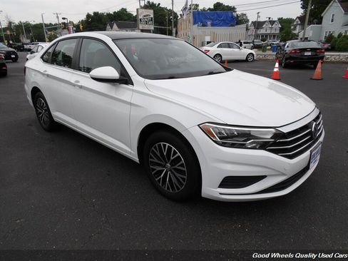 Used 2020 Volkswagen Jetta SE w/ SE Cold Weather Package FWD image 3