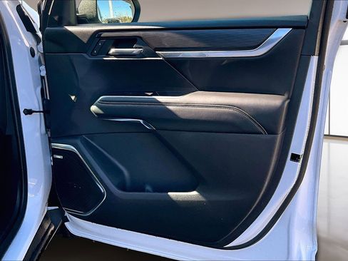 Used 2025 GMC Acadia Elevation image 29