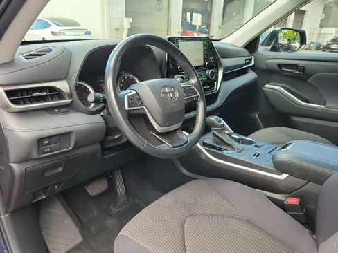 Used 2022 Toyota Highlander LE FWD image 16