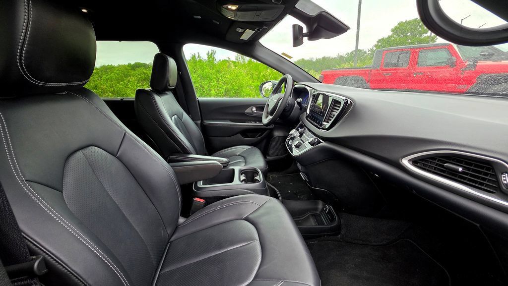 Used 2025 Chrysler Pacifica Select FWD image 65