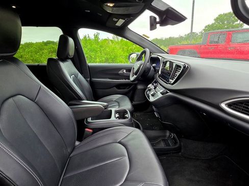 Used 2025 Chrysler Pacifica Select FWD image 65