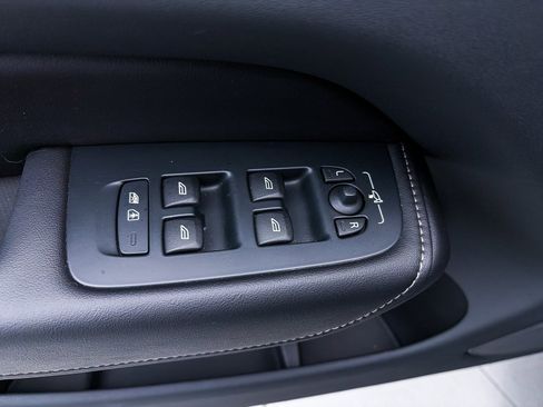 Used 2023 Volvo XC60 B6 Ultimate w/ Protection Package Premier image 20