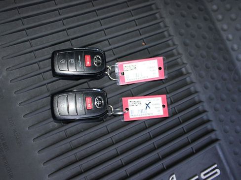 Used 2022 Toyota Corolla Cross XLE w/ Convenience Package FWD image 31