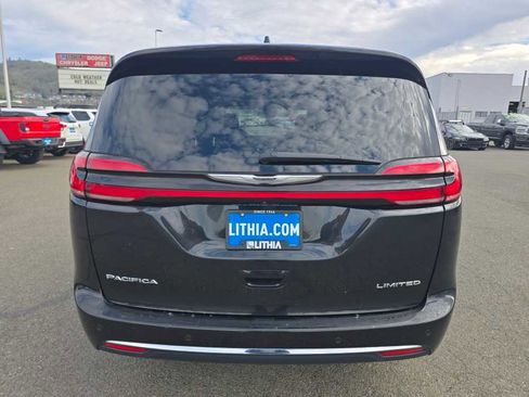 Used 2023 Chrysler Pacifica Limited image 4