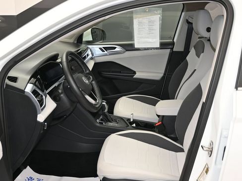 Used 2025 Volkswagen Taos SE FWD image 8