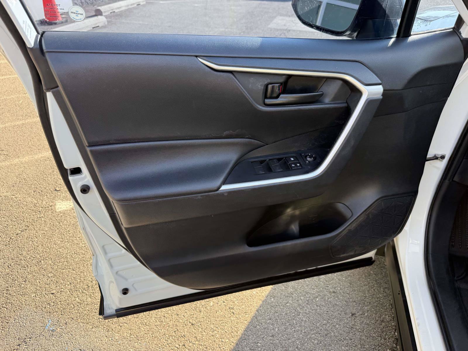 Used 2020 Toyota RAV4 LE FWD image 12