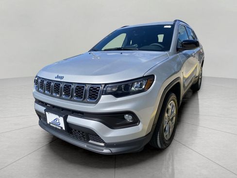 Used 2025 Jeep Compass Latitude AWD/4WD image 3