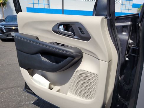 Used 2023 Chrysler Pacifica Touring-L FWD image 25