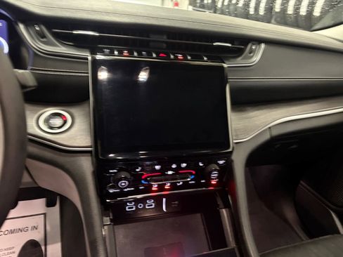 Used 2023 Jeep Grand Cherokee Limited w/ Luxury Tech Group II image 16