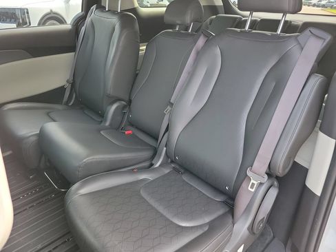 Used 2022 Kia Carnival LX FWD image 12