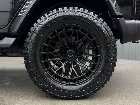 Used 2025 Jeep Wrangler Unlimited Sahara image 12