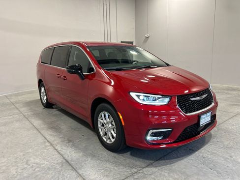 New 2026 Chrysler Pacifica Select image 4