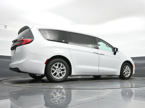 Used 2024 Chrysler Pacifica Touring-L FWD image 41