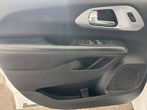 Used 2021 Chrysler Pacifica Touring-L w/ Premium & Safety Sphere Group image 21