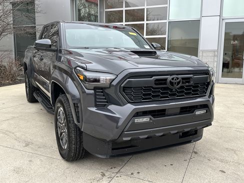 Used 2025 Toyota Tacoma TRD Sport w/ TRD Sport Premium Package image 2