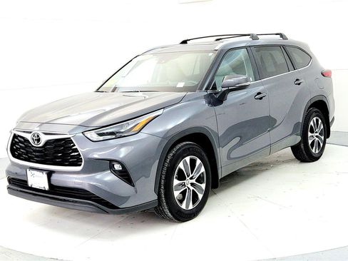Certified 2023 Toyota Highlander XLE image 4