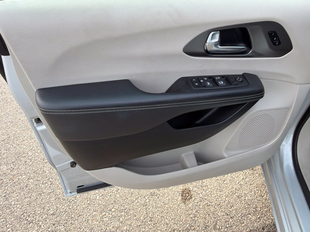 Used 2024 Chrysler Pacifica Touring-L FWD image 17