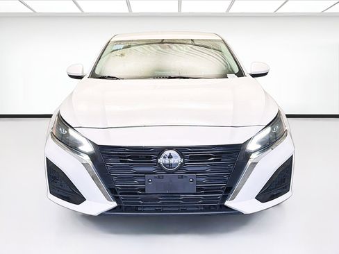 Used 2023 Nissan Altima 2.5 SV image 2