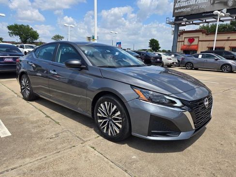 Used 2024 Nissan Altima 2.5 SV image 3