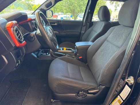 Used 2016 Toyota Tacoma TRD Sport w/ Towing Package AWD/4WD image 12