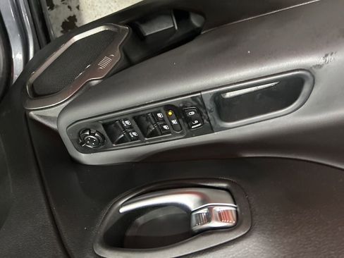 Used 2022 Jeep Renegade Latitude w/ Sun/Sound Group image 9