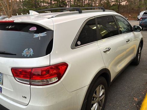 Used 2016 Kia Sorento LX w/ LX Convenience Package image 2